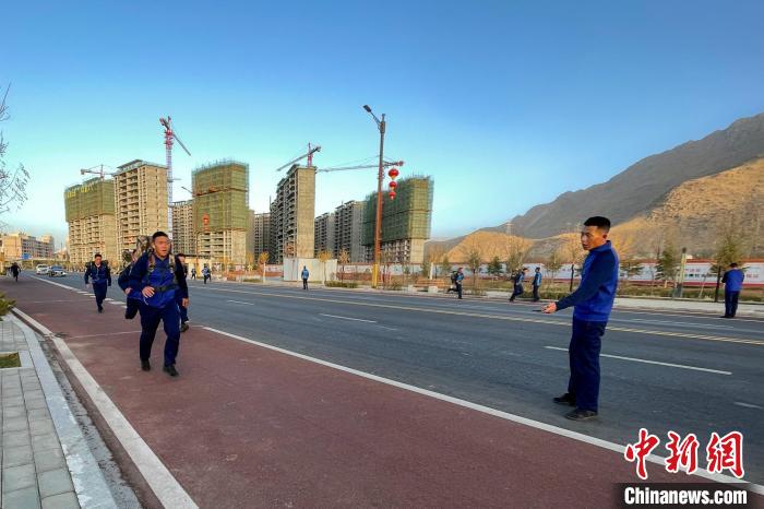 負重5公里體能訓(xùn)練?！∥鞑厣窒揽傟犔厍诖箨?供圖