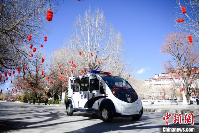 圖為1月23日，布達拉宮廣場派出所民警正在巡邏。　貢嘎來松 攝