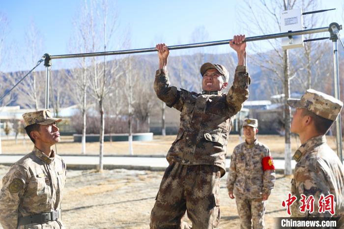 單杠引體向上現(xiàn)場，選手竭盡全力突破自我?！敲衫?攝