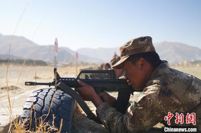 參賽民兵在進行瞄準。　吳蒙昆 攝