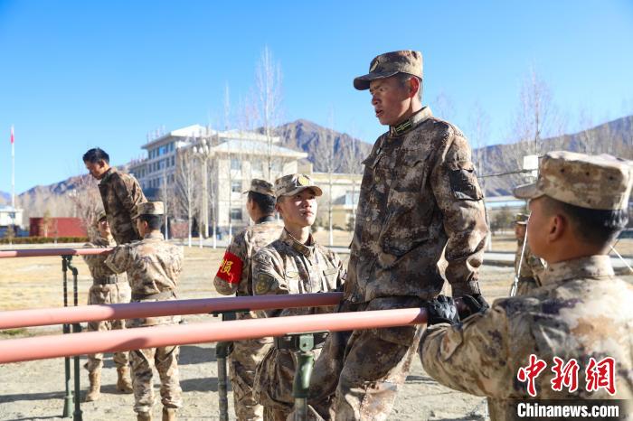 雙杠臂屈伸項目競賽現(xiàn)場?！敲衫?攝