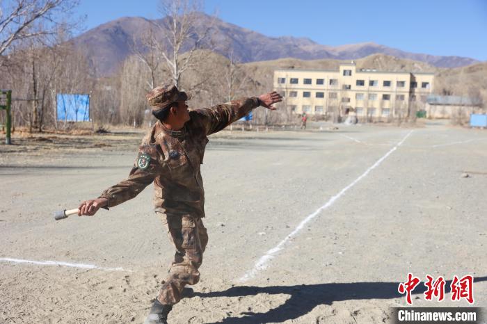 手榴彈投遠比武競賽現(xiàn)場?！敲衫?攝