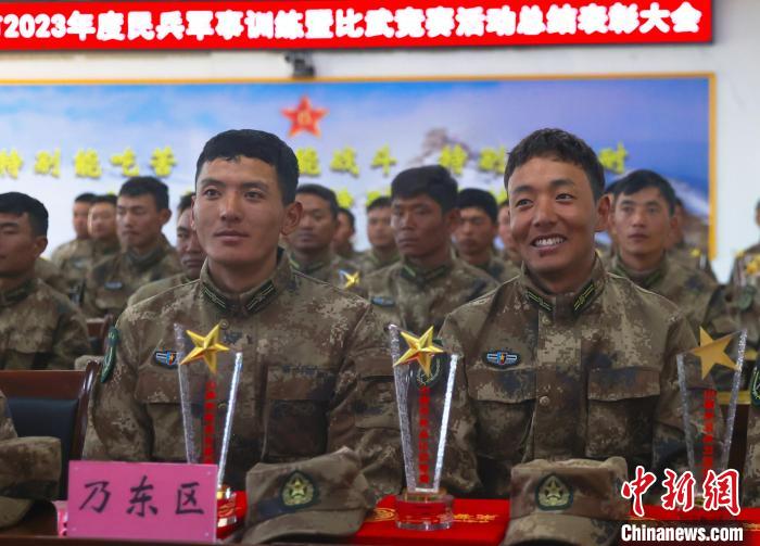 表彰大會上，獲獎選手開心瞬間?！敲衫?攝