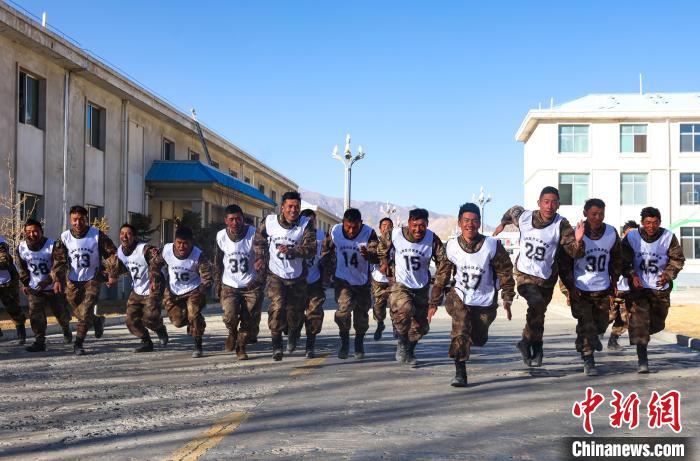 3000米開賽，選手們奮勇爭先?！敲衫?攝