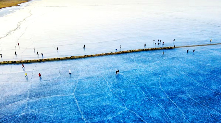 航拍冰上轉(zhuǎn)場。 張虎攝