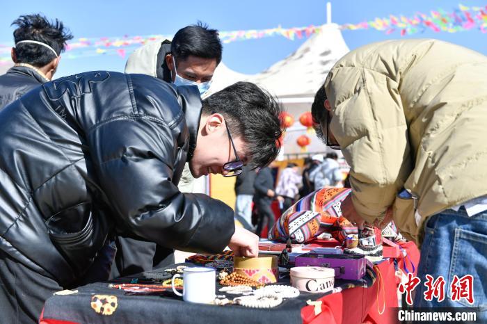 圖為展銷(xiāo)會(huì)現(xiàn)場(chǎng)。　貢嘎來(lái)松 攝