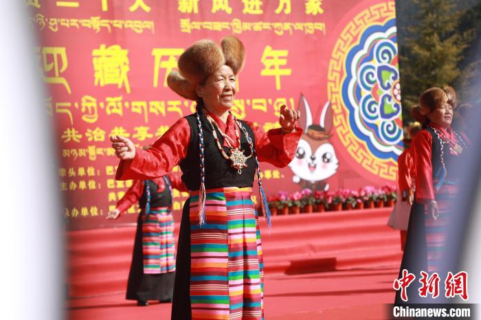 圖為藏歷新年活動現(xiàn)場?！埩?攝