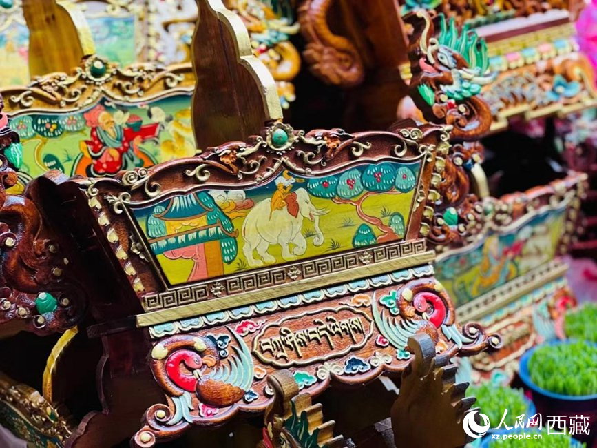 年貨市場上的切瑪盒（切瑪盒是藏歷新年吉祥物，是在精制斗型木盒中用隔板分開，分別盛入炒麥粒和糌粑，插上仔卓，象征著人壽年豐、吉祥如意）。人民網(wǎng) 次仁羅布攝