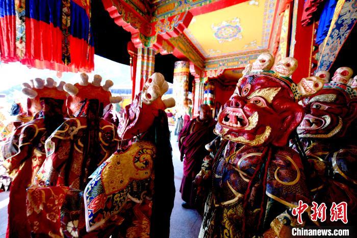 2月19日，楚布寺僧人們佩戴面具準(zhǔn)備參加跳神活動(dòng)?！±盍?攝