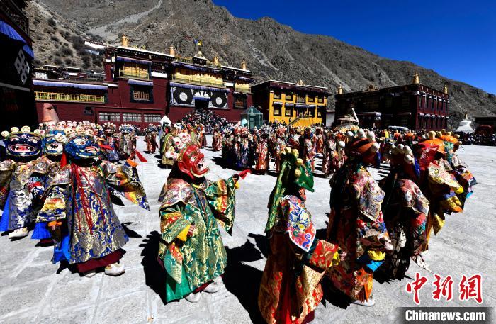 2月19日，楚布寺僧人們佩戴面具參加跳神活動(dòng)。　李林 攝