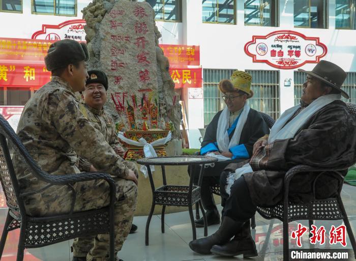圖為阿里軍分區(qū)某邊防團官兵與駐地群眾拉家常?！詵| 攝