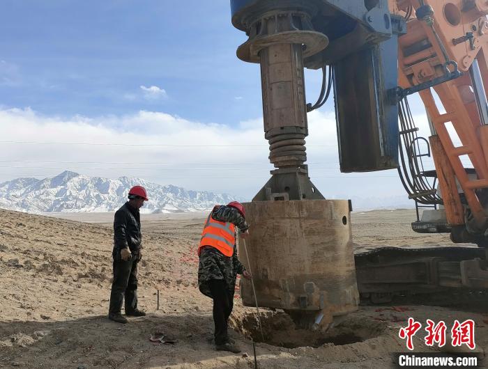 圖為施工人員檢查護(hù)筒高度?！⒁婧?攝