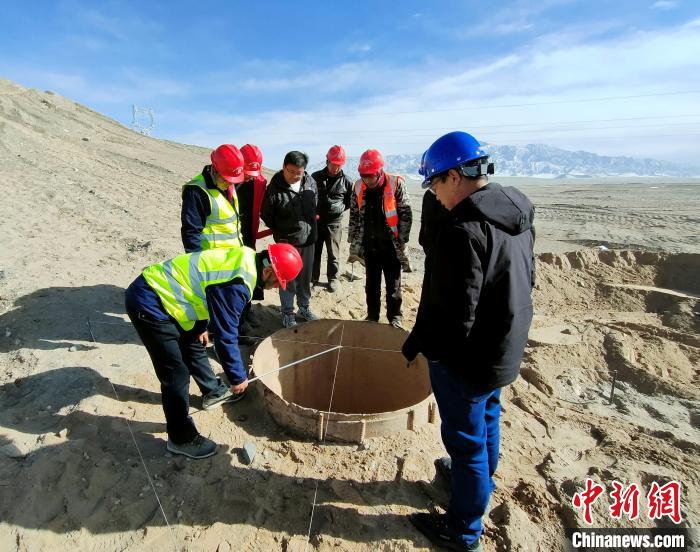 圖為施工人員檢查樁基護(hù)筒中心位置?！⒁婧?攝