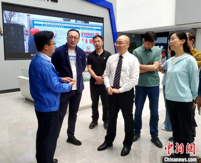 圖為全國政協(xié)委員、農(nóng)工黨青海省委主委王昆(中)在企業(yè)調(diào)研?！」鶟M福 供圖