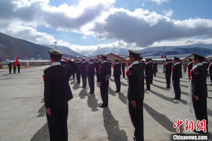 雪山下，退役士兵向軍旗敬軍禮?！±顚W(xué)文 攝
