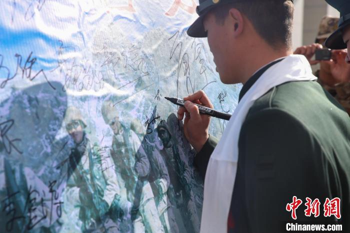 退役士兵簽名留念?！⒖≥x 攝