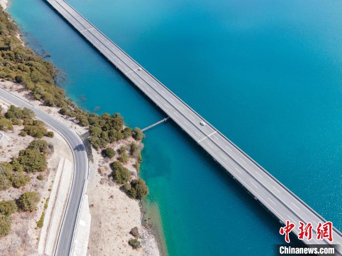 圖為西藏林拉高等級公路多布湖段風光?！〗w波 攝