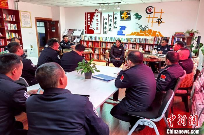 圖為亞東出入境邊防檢查站民警與銀行業(yè)務(wù)人員進(jìn)行金融知識深入交流?!『?攝