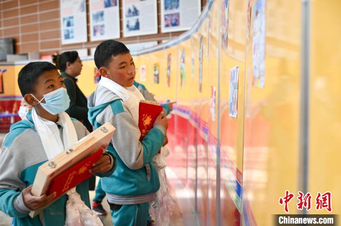 圖為學(xué)生參觀繪畫展?！≮w朗 攝