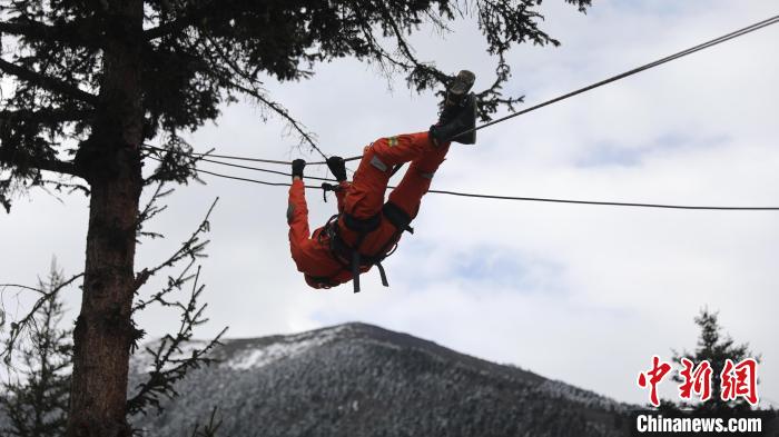 正在進行橫渡訓練?！∥骼@拉翁 攝