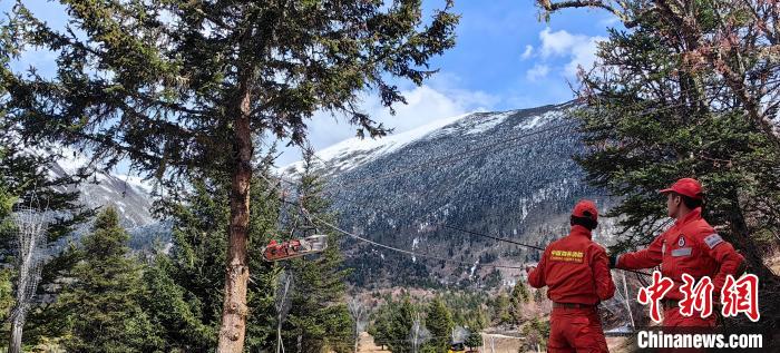 正在進行斜向救援?！∥骼@拉翁 攝