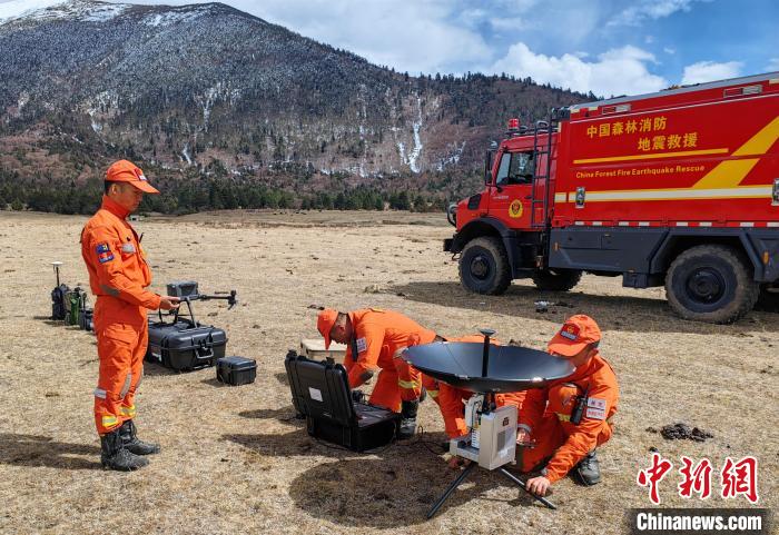 正在進行通信通聯(lián)訓練?！∥骼@拉翁 攝