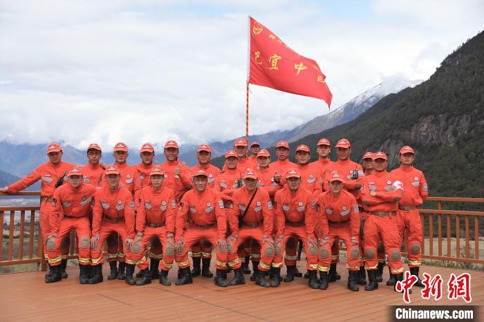 合影留念?！∥骼@拉翁 攝