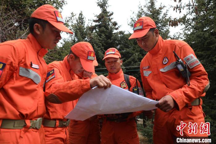 指戰(zhàn)員正在進行地形勘察?！∥骼@拉翁 攝