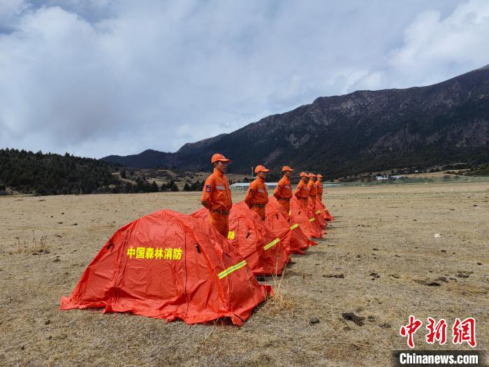 正在進行帳篷搭設(shè)?！∥骼@拉翁 攝