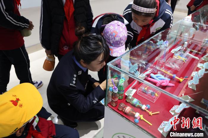 圖為亞?wèn)|邊檢站民警為駐地小學(xué)生開(kāi)展禁毒教育?！『?攝