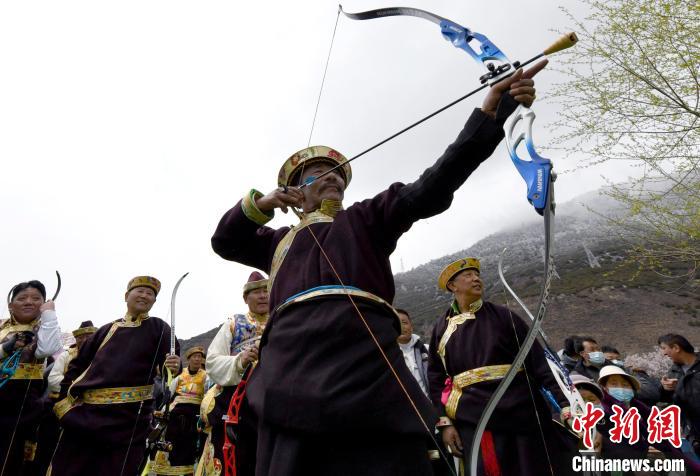 3月28日，選手參加響箭比賽。　李林 攝
