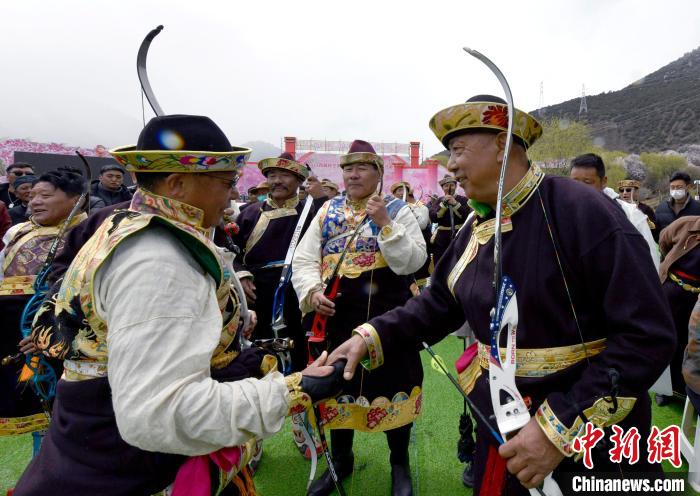 3月28日，選手射中靶心后慶祝。　李林 攝