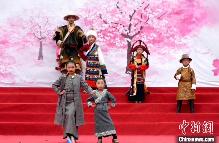 3月28日，西藏林芝第二十屆桃花旅游文化節(jié)開(kāi)幕式上的文藝表演?！±盍?攝