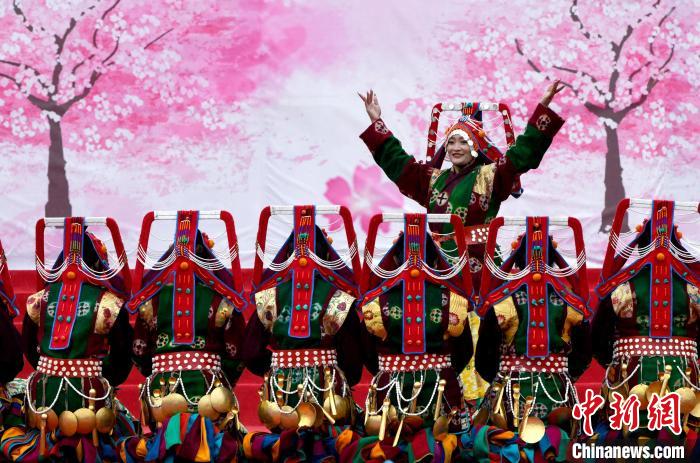 3月28日，西藏林芝第二十屆桃花旅游文化節(jié)開(kāi)幕式上的文藝表演?！±盍?攝