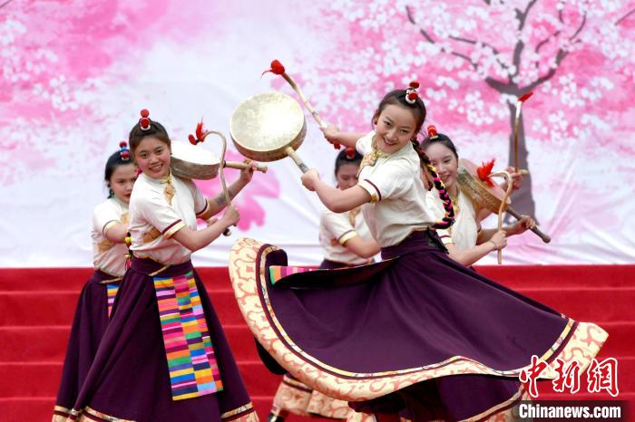 3月28日，西藏林芝第二十屆桃花旅游文化節(jié)開(kāi)幕式上的文藝表演。　李林 攝
