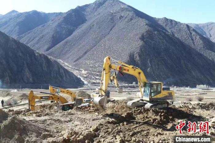 圖為高標(biāo)準(zhǔn)農(nóng)田建設(shè)施工現(xiàn)場(chǎng)?！「裆愔?攝