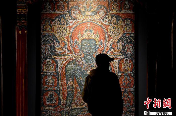 3月31日，觀眾欣賞展覽中的作品?！±盍?攝