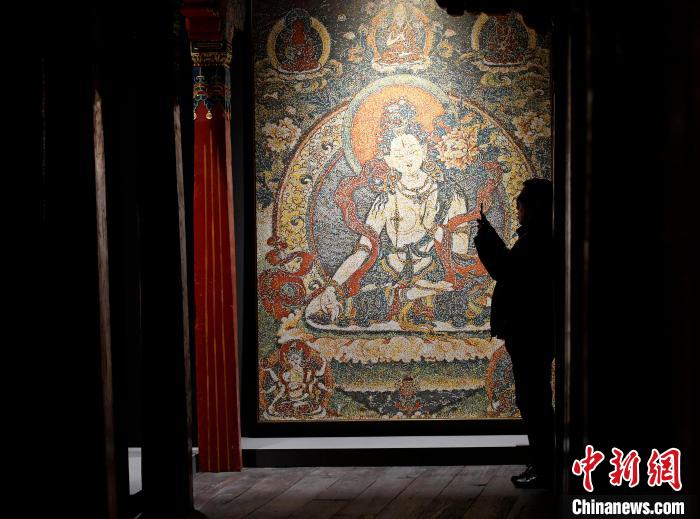 3月31日，觀眾欣賞展覽中的作品。　李林 攝