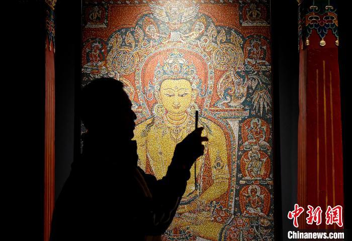 3月31日，觀眾欣賞展覽中的作品?！±盍?攝