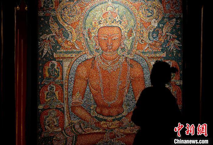 3月31日，觀眾欣賞展覽中的作品?！±盍?攝