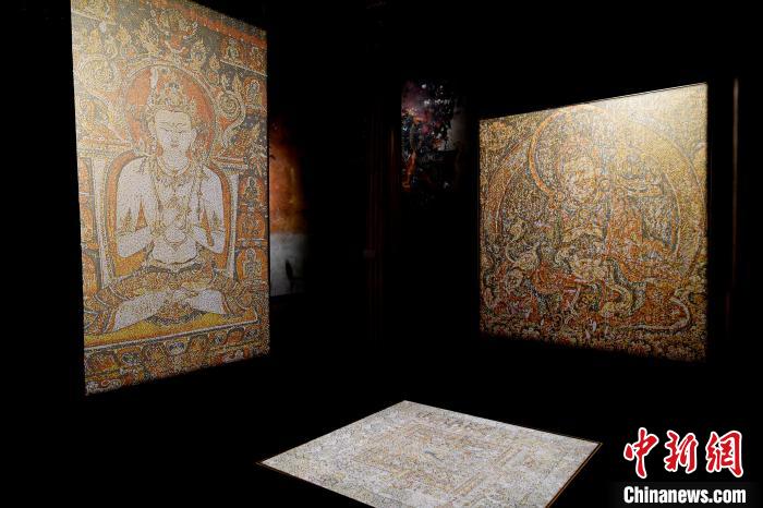 3月31日，觀眾欣賞展覽中的作品?！±盍?攝