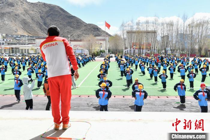 圖為學(xué)生在跳繩教練齊景龍的指導(dǎo)下做準(zhǔn)備運(yùn)動(dòng)。　貢嘎來(lái)松 攝