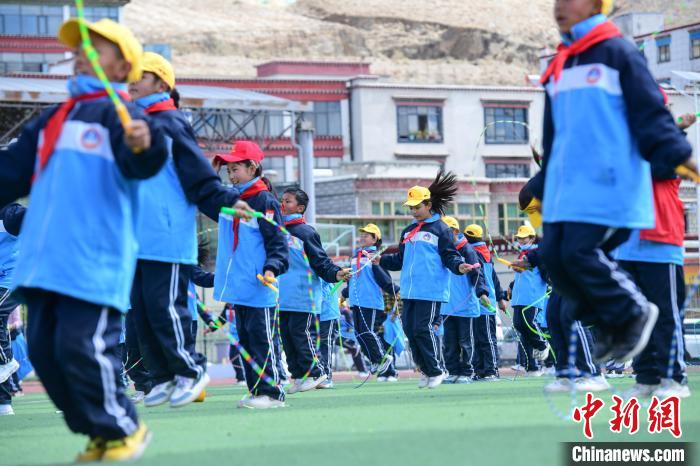 圖為學(xué)生正在練習(xí)跳繩?！∝暩聛?lái)松 攝