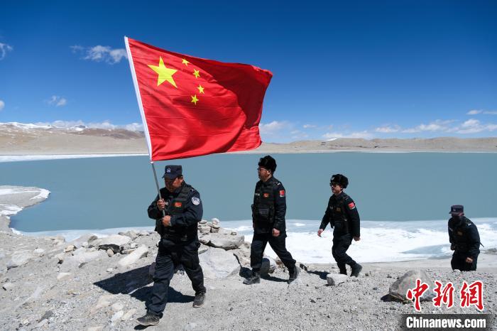 4月5日，普瑪江塘邊境派出所民輔警進行邊境巡邏?！〗w波 攝