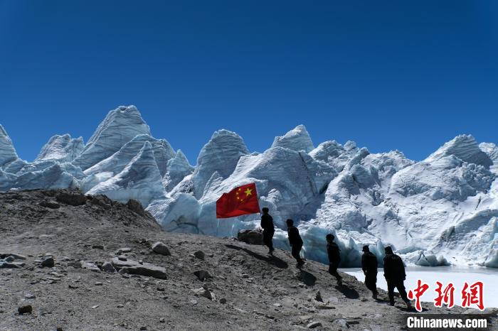 4月5日，普瑪江塘邊境派出所民輔警巡邏至四零冰川附近。　江飛波 攝