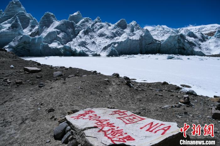 普瑪江塘邊境派出所民輔警巡邏標記?！〗w波 攝