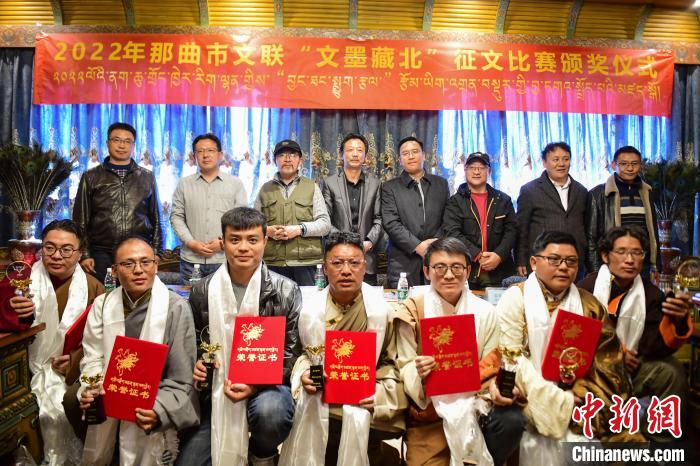 圖為獲獎人員合影留念?！∝暩聛硭?攝