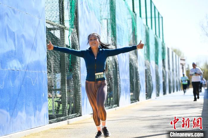 圖為5公里歡樂(lè)跑現(xiàn)場(chǎng)?！∝暩聛?lái)松 攝