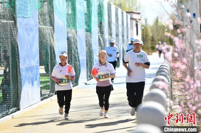 圖為5公里歡樂(lè)跑現(xiàn)場(chǎng)?！∝暩聛?lái)松 攝