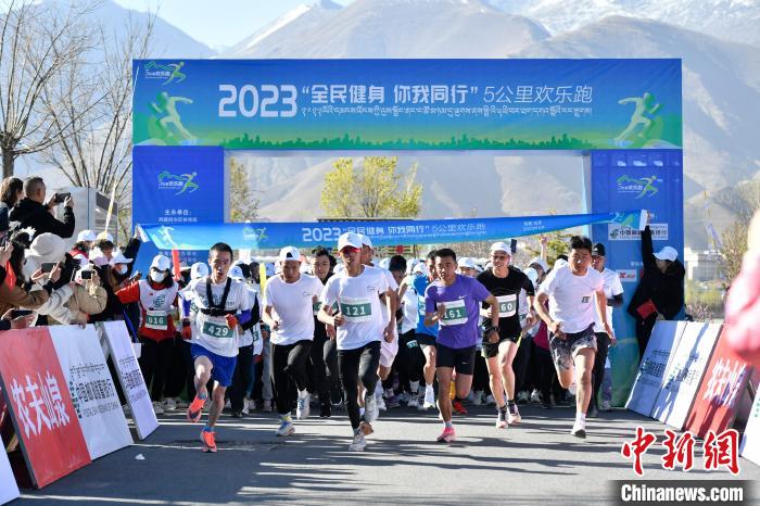 圖為5公里歡樂(lè)跑現(xiàn)場(chǎng)?！∝暩聛?lái)松 攝